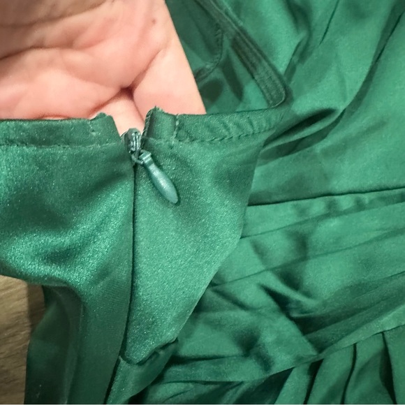 Elegant Green One-Shoulder Dress - Picture 7 of 10